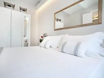 Two Sisters Apartments Barcelona